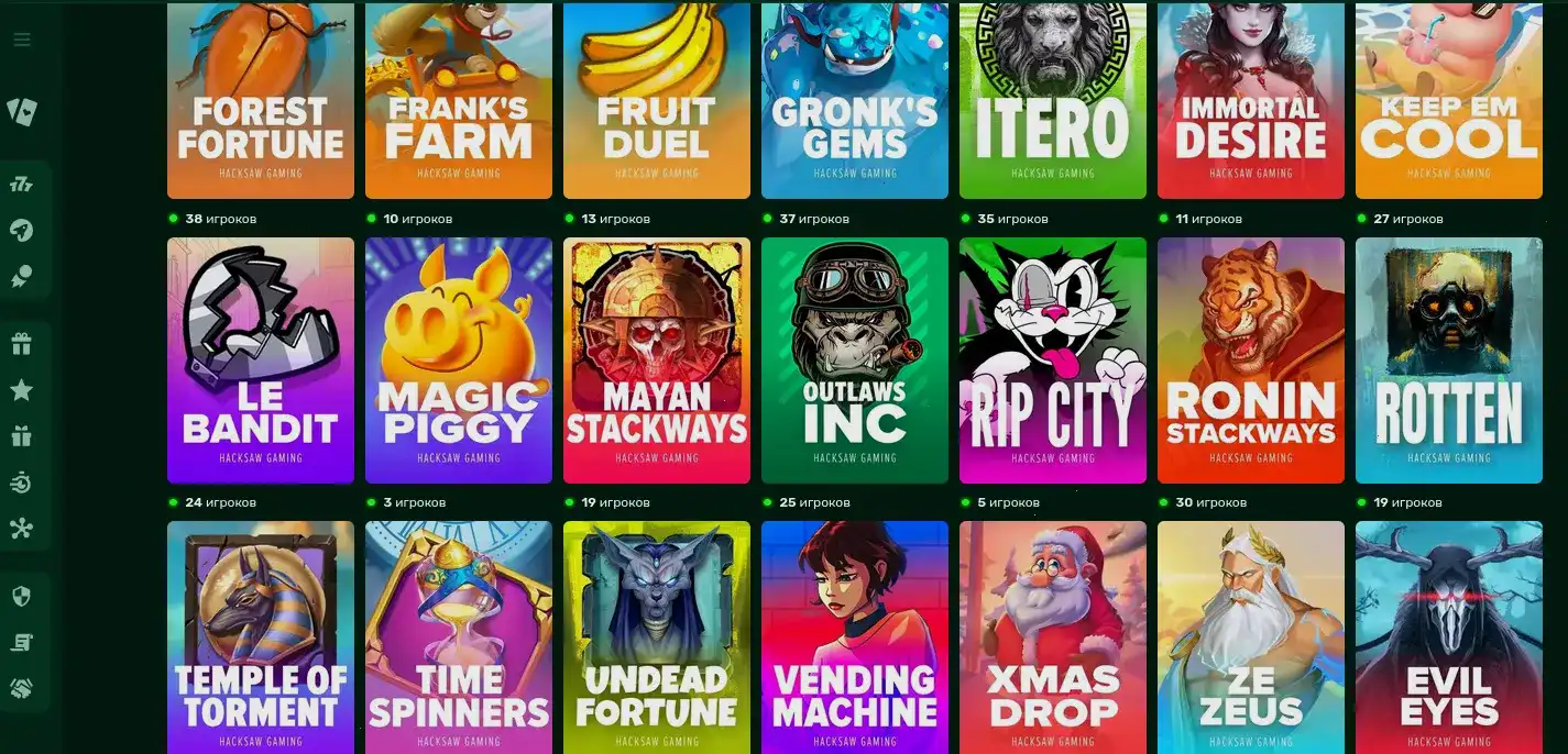 Крупный план руки на клавиатуре ноутбука с открытым сайтом казино